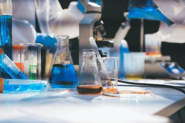 Klinik laboratuvarında çalışan araştırmacılar.