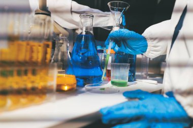 Klinik laboratuvarında çalışan araştırmacılar.