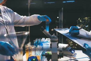 Klinik laboratuvarında çalışan araştırmacılar.