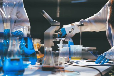 Klinik laboratuvarında çalışan araştırmacılar.