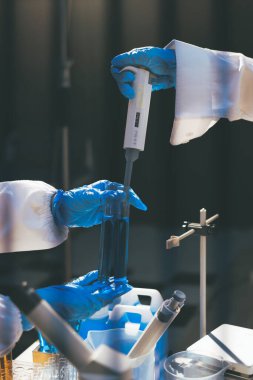 Klinik laboratuvarında çalışan araştırmacılar.