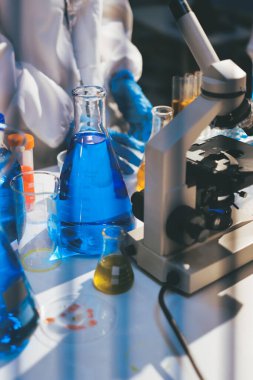 Klinik laboratuvarında çalışan araştırmacılar.