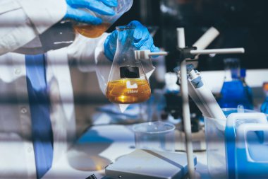 Klinik laboratuvarında çalışan araştırmacılar.