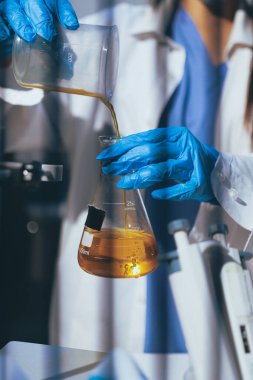 Klinik laboratuvarında çalışan araştırmacılar.