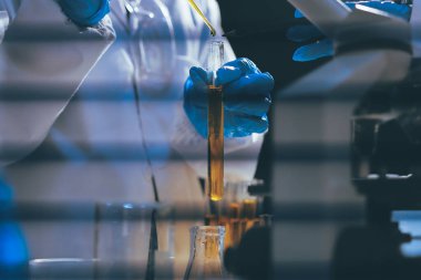 Klinik laboratuvarında çalışan araştırmacılar.