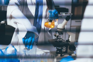 Klinik laboratuvarında çalışan araştırmacılar.