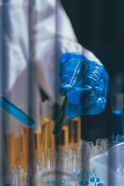 Klinik laboratuvarında çalışan araştırmacılar.