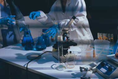 Klinik laboratuvarında çalışan araştırmacılar.