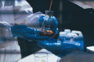 Klinik laboratuvarında çalışan araştırmacılar.