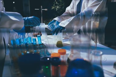 Klinik laboratuvarında çalışan araştırmacılar.