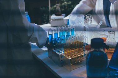 Klinik laboratuvarında çalışan araştırmacılar.