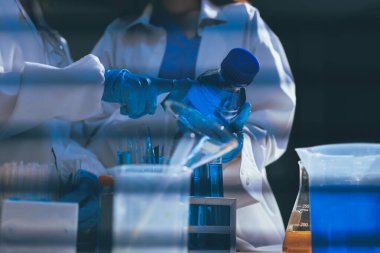 Klinik laboratuvarında çalışan araştırmacılar.