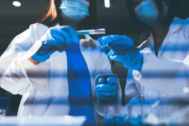 Klinik laboratuvarında çalışan araştırmacılar.