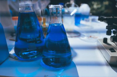 Klinik laboratuvarında çalışan araştırmacılar.