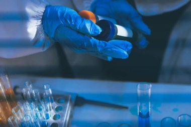 Klinik laboratuvarında çalışan araştırmacılar.