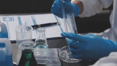 Klinik laboratuvarında çalışan araştırmacılar.