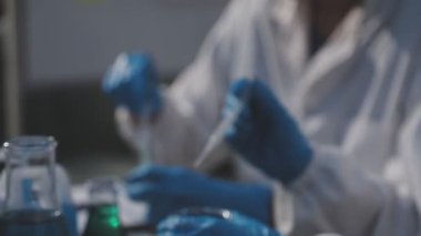 Klinik laboratuvarında çalışan araştırmacılar.