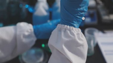 Klinik laboratuvarında çalışan araştırmacılar.