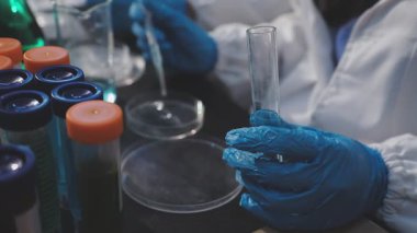 Klinik laboratuvarında çalışan araştırmacılar.