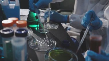 Klinik laboratuvarında çalışan araştırmacılar.