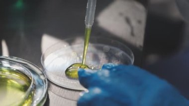 Klinik laboratuvarında çalışan araştırmacılar.