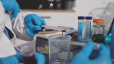 Klinik laboratuvarında çalışan araştırmacılar.