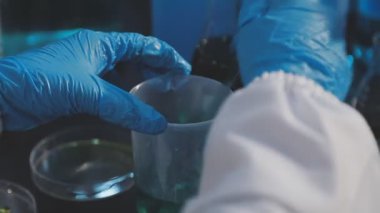 Klinik laboratuvarında çalışan araştırmacılar.