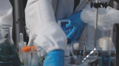 Klinik laboratuvarında çalışan araştırmacılar.