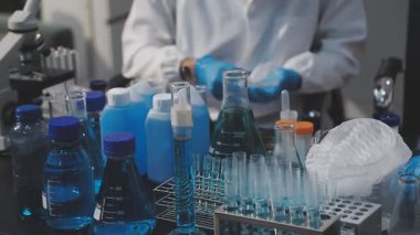 Klinik laboratuvarında çalışan araştırmacılar.