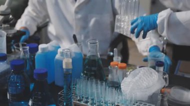 Klinik laboratuvarında çalışan araştırmacılar.