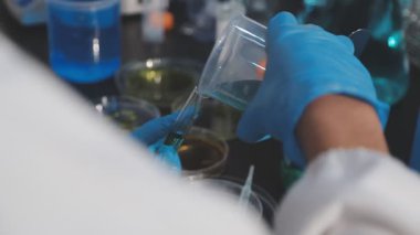 Klinik laboratuvarında çalışan araştırmacılar.