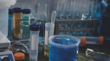 Klinik laboratuvarında çalışan araştırmacılar.