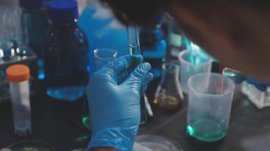 Klinik laboratuvarında çalışan araştırmacılar.