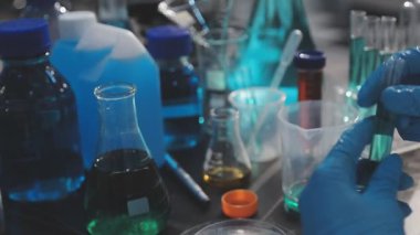 Klinik laboratuvarında çalışan araştırmacılar.