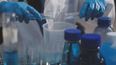 Klinik laboratuvarında çalışan araştırmacılar.