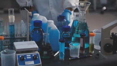 Klinik laboratuvarında çalışan araştırmacılar.