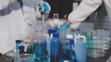 Klinik laboratuvarında çalışan araştırmacılar.