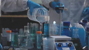 Klinik laboratuvarında çalışan araştırmacılar.