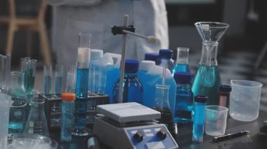 Klinik laboratuvarında çalışan araştırmacılar.