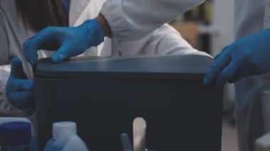 Klinik laboratuvarında çalışan araştırmacılar.