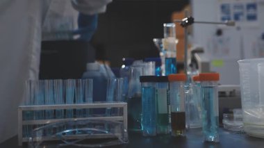 Klinik laboratuvarında çalışan araştırmacılar.