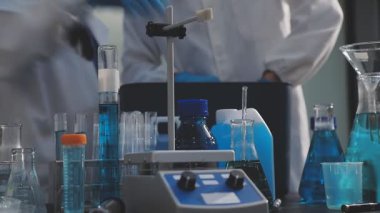 Klinik laboratuvarında çalışan araştırmacılar.