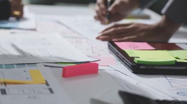 Çizimler ve dijital araçlarla UXUI tasarım beyin fırtınası oturumu