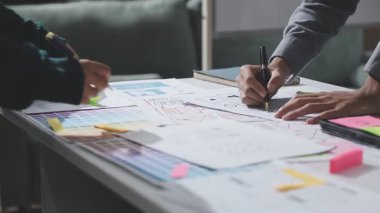 Çizimler ve dijital araçlarla UXUI tasarım beyin fırtınası oturumu