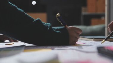 Çizimler ve dijital araçlarla UXUI tasarım beyin fırtınası oturumu