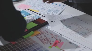 Çizimler ve dijital araçlarla UXUI tasarım beyin fırtınası oturumu