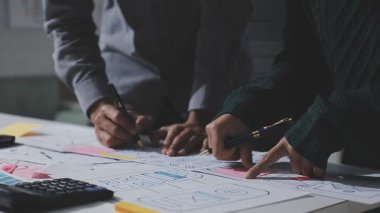 Çizimler ve dijital araçlarla UXUI tasarım beyin fırtınası oturumu