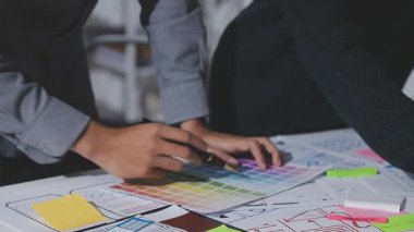 Çizimler ve dijital araçlarla UXUI tasarım beyin fırtınası oturumu