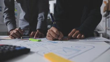 Çizimler ve dijital araçlarla UXUI tasarım beyin fırtınası oturumu