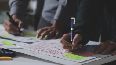 Çizimler ve dijital araçlarla UXUI tasarım beyin fırtınası oturumu